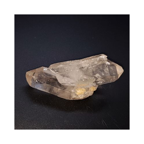 quartz point 18 two main points and smaller points