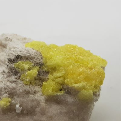 natural sulphur on matrix close up 2