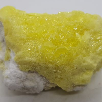 natural sulphur on matrix close up 4